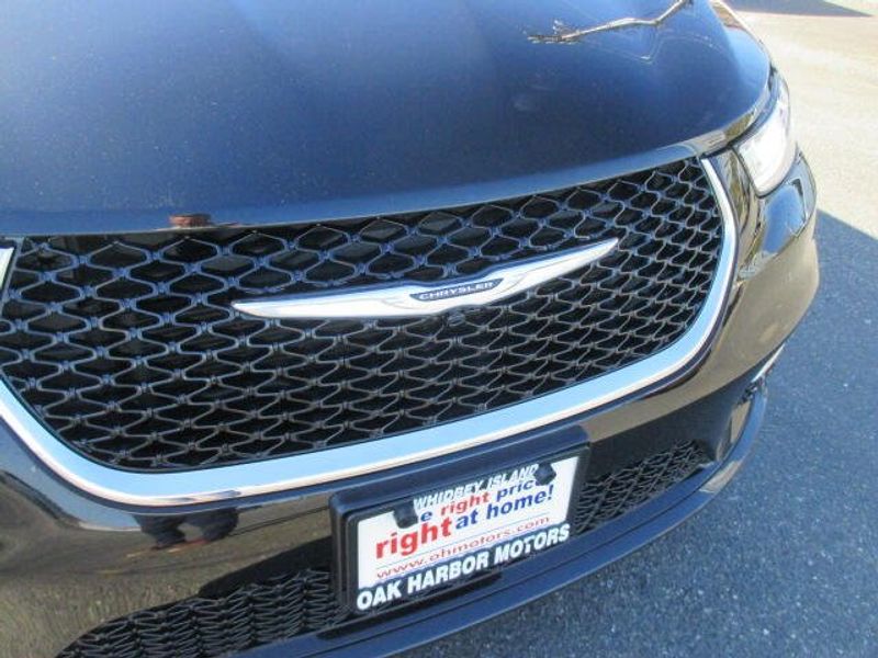 Used 2025 Chrysler Pacifica SelectImage 4