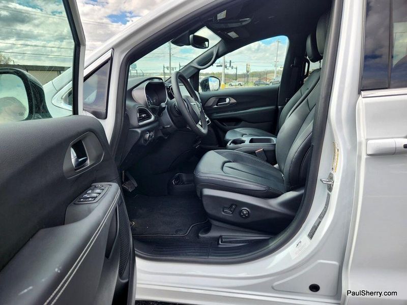 2025 Chrysler Voyager LXImage 38