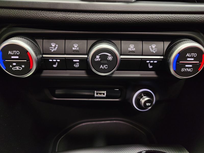 Used 2026 Alfa Romeo Giulia Q4 AWD w/SunroofImage 18