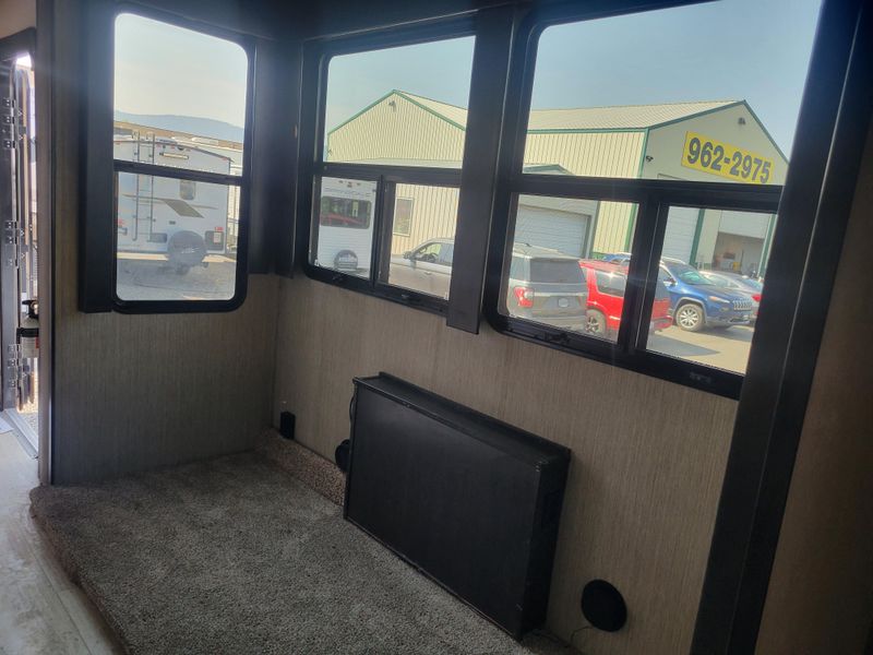 Used 2017 GRAND DESIGN MOMENTUM M- 388M Image 14