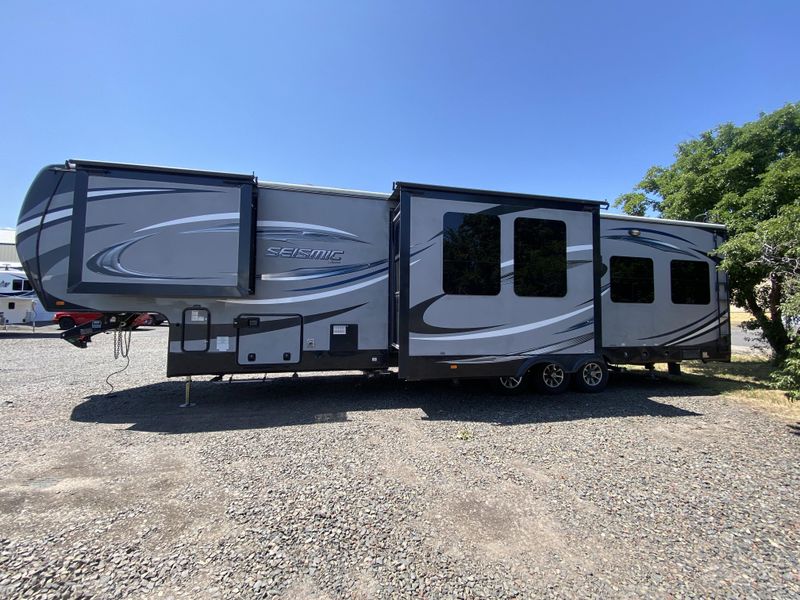 2016 JAYCO SEISMIC 4112 Image 5