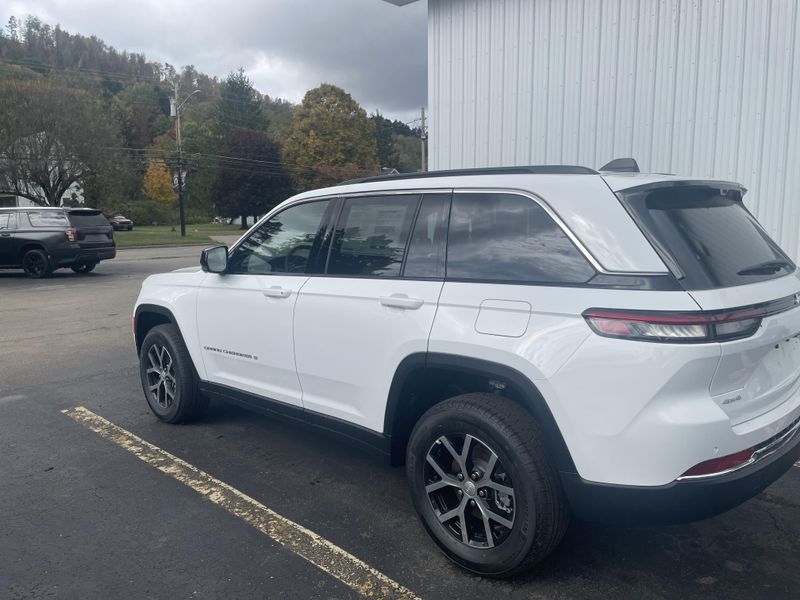 2025 Jeep Grand Cherokee Limited photo 2