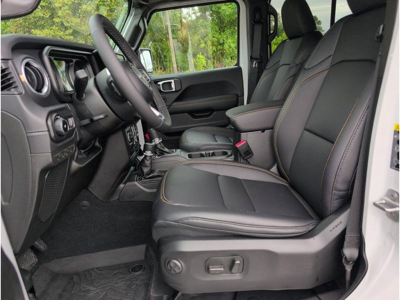 New 2025 Jeep Wrangler 4-door SaharaImage 11