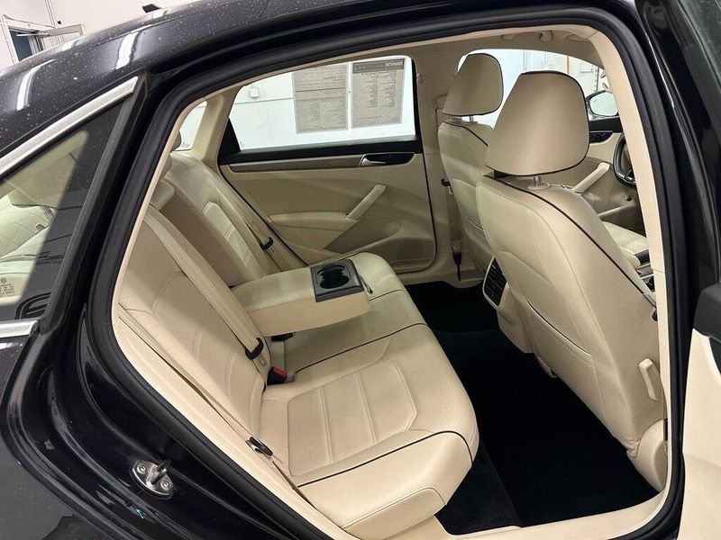 2018 Volkswagen Passat 2.0T SEImage 28