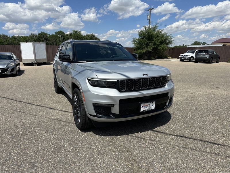 2024 Jeep Grand Cherokee L Summit 4x4Image 2