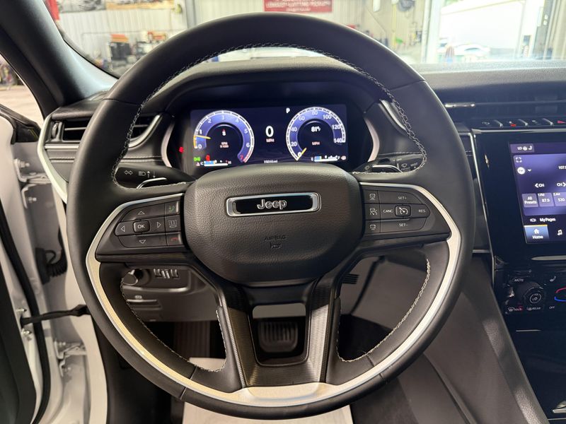 Used 2024 Jeep Grand Cherokee Laredo XImage 20