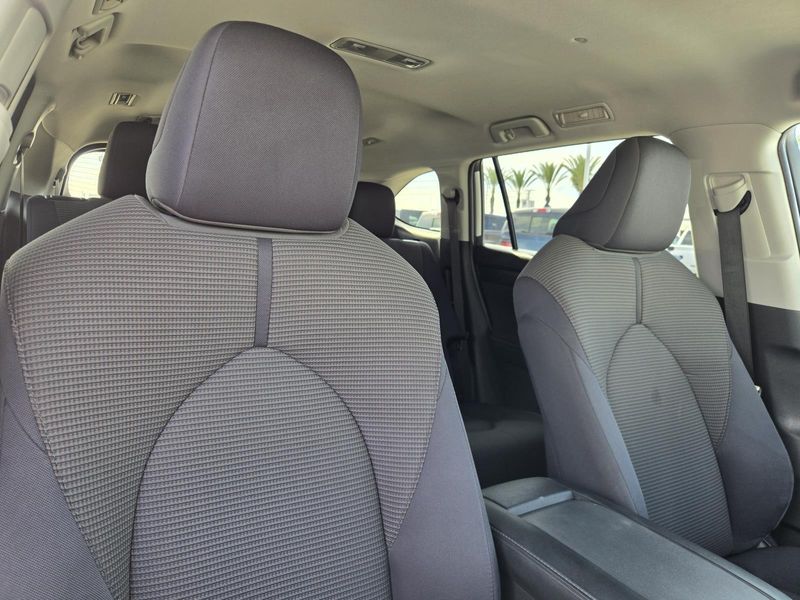 Used 2024 Toyota Highlander LE FWD (Natl)