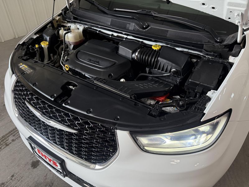 Used 2023 Chrysler Pacifica Touring LImage 16
