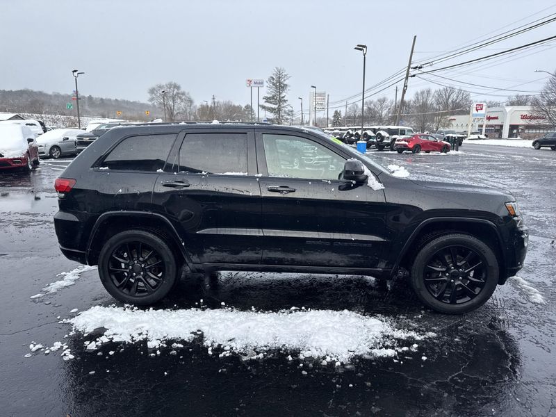 2017 Jeep Grand Cherokee Altitude photo 2