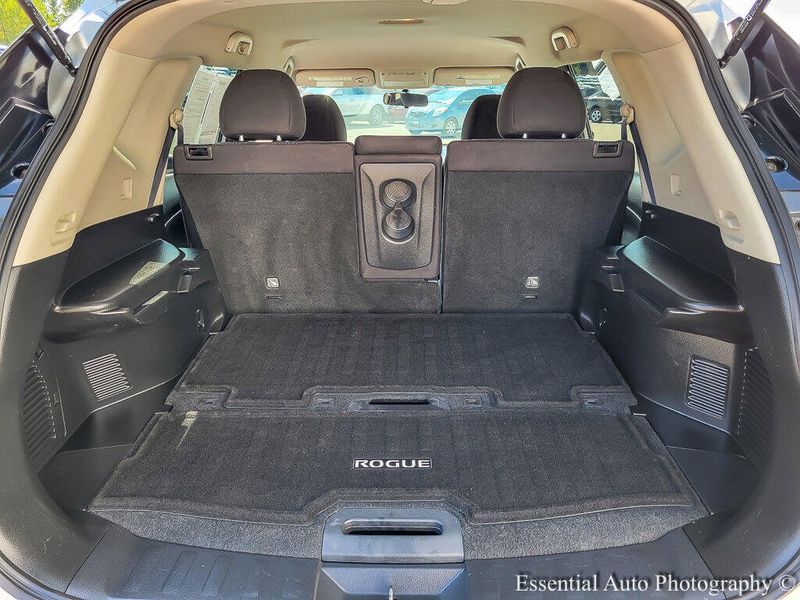 2015 Nissan Rogue SV photo 18