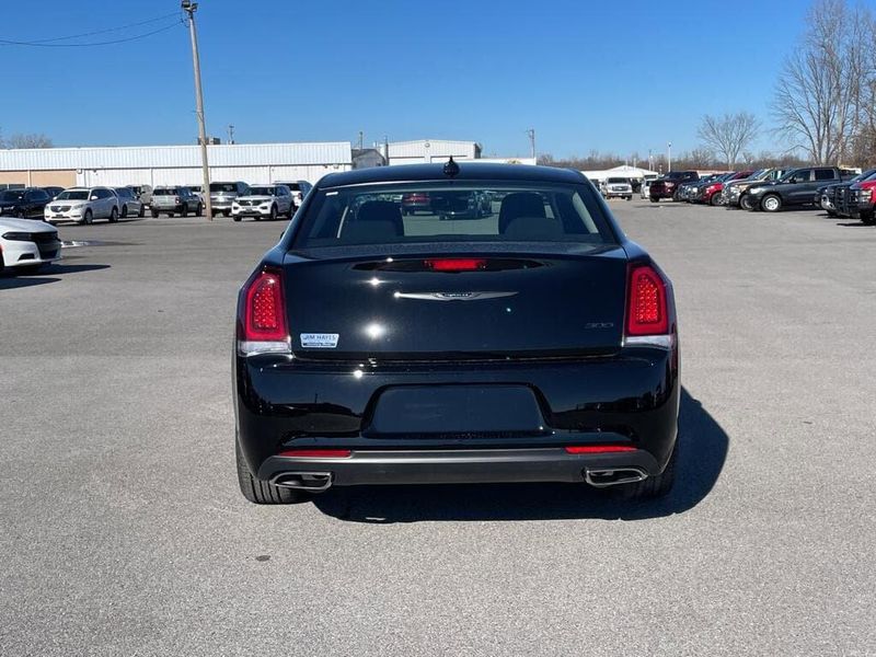 2023 Chrysler 300 Touring photo 5