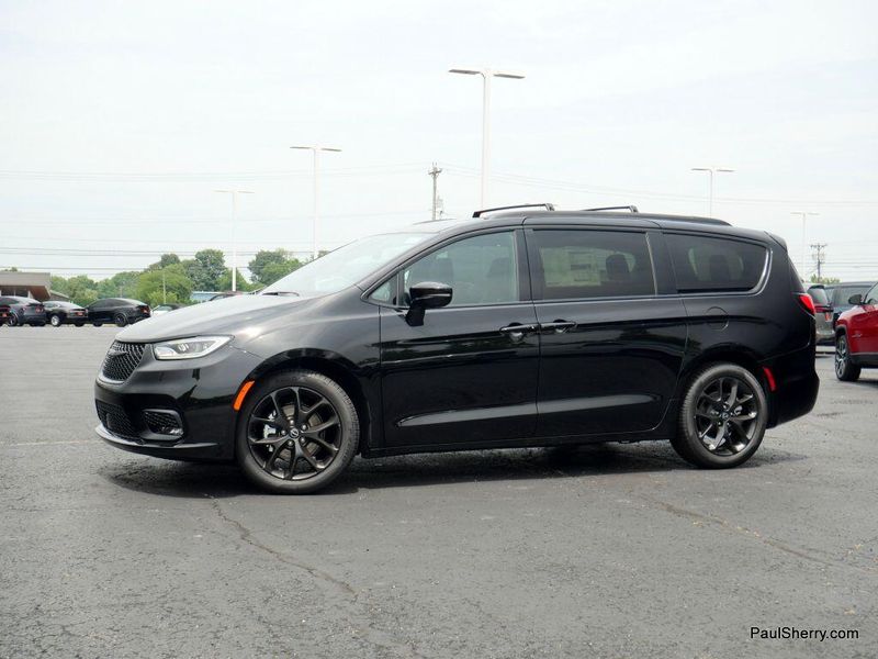 2025 Chrysler Pacifica LimitedImage 9