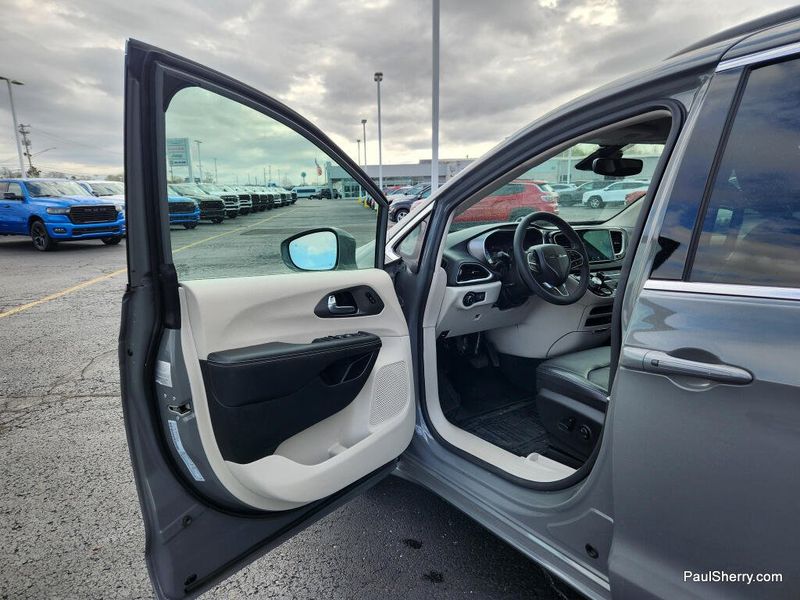 Used 2022 Chrysler Pacifica Touring L