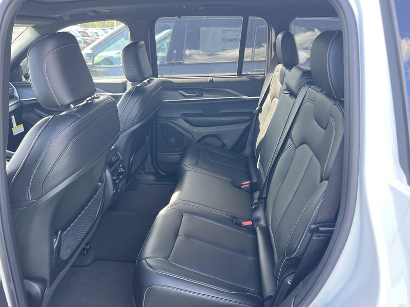New 2025 Jeep Grand Cherokee Limited 4x4Image 16
