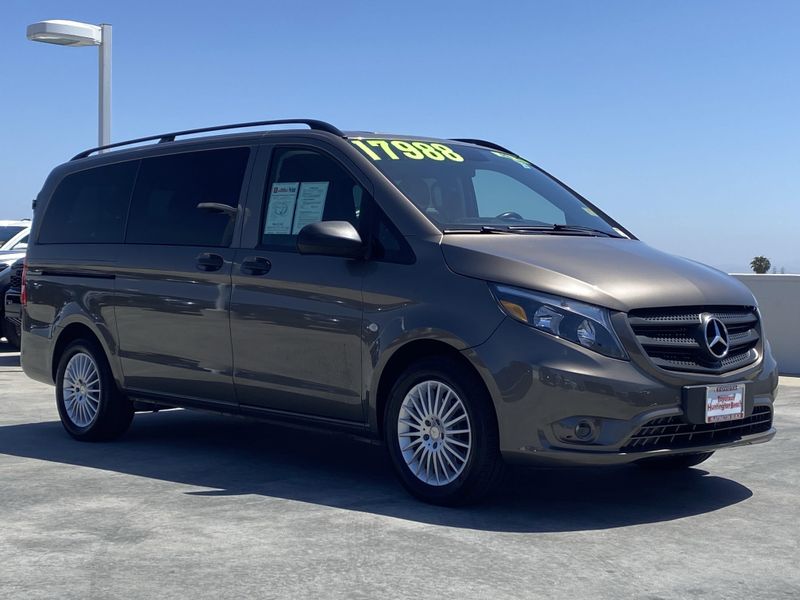 2017 Mercedes-Benz Metris Passenger Van PassengerImage 2