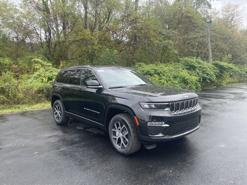 2025 Jeep Grand Cherokee Limited photo 3