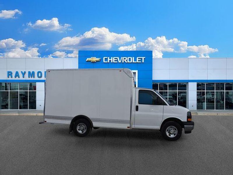 New 2025 Chevrolet Express 3500 Work VanImage 2