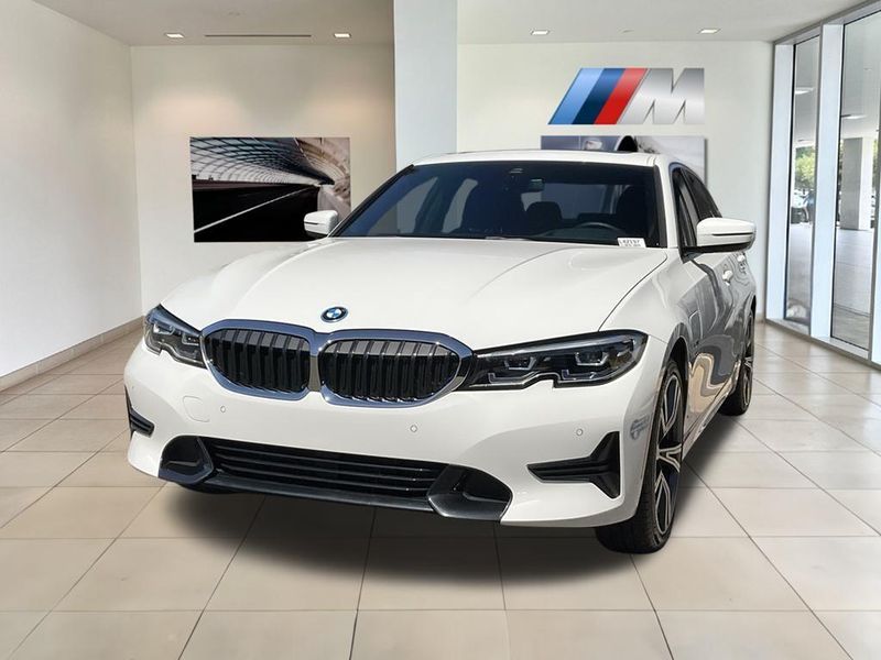 2022 BMW 3 Series 330e iPerformanceImage 4