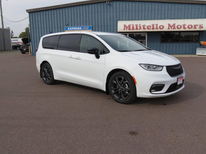 New 2026 Chrysler Pacifica SelectImage 6