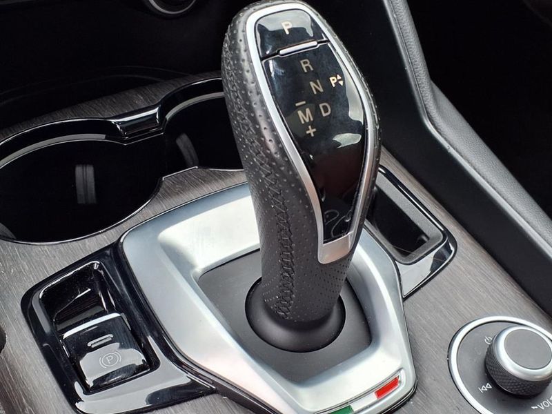 2022 Alfa Romeo Giulia TiImage 24