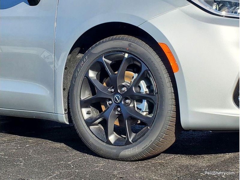 New 2026 Chrysler Pacifica Select