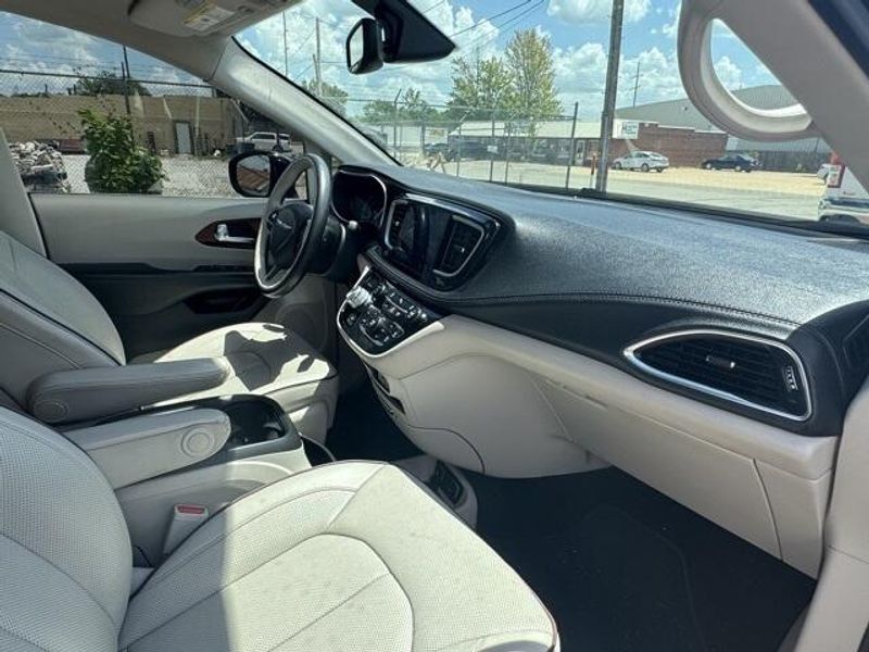 Used 2020 Chrysler Pacifica LimitedImage 14