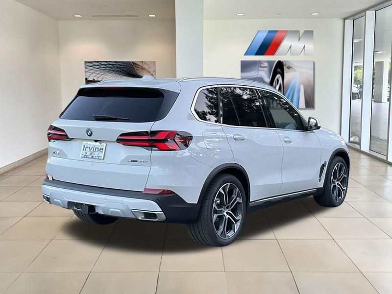 2025 BMW X5 xDrive50eImage 8