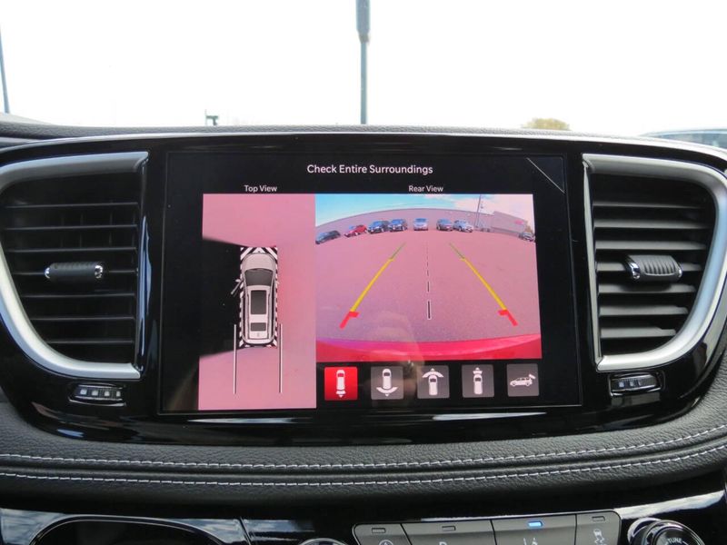 New 2026 Chrysler Pacifica SelectImage 17