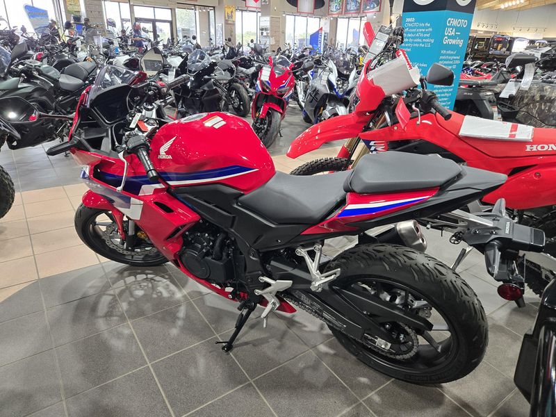 2025 Honda CBR500R ABS GRAND PRIX RED Image 3