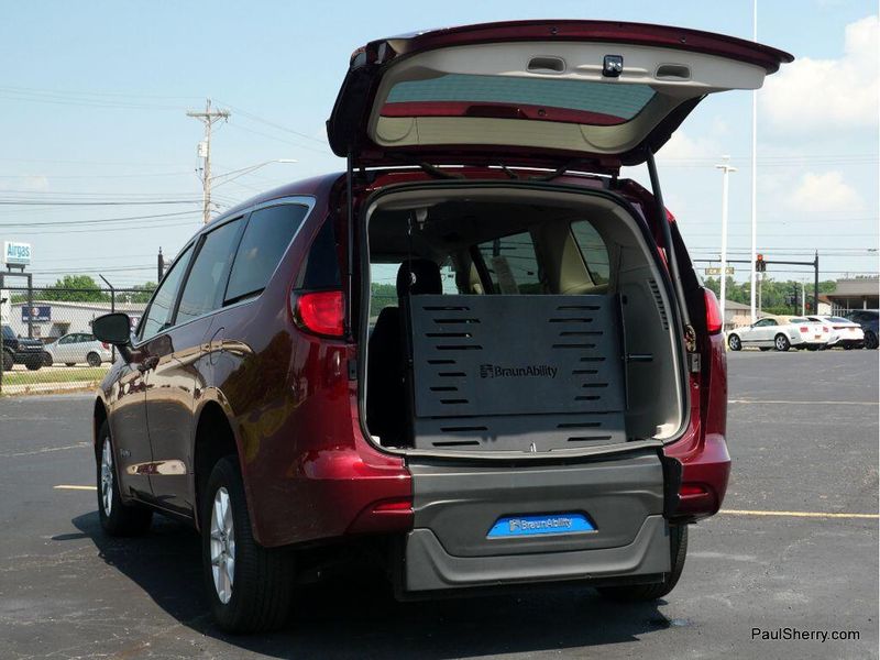 Used 2023 Chrysler Voyager LXImage 23