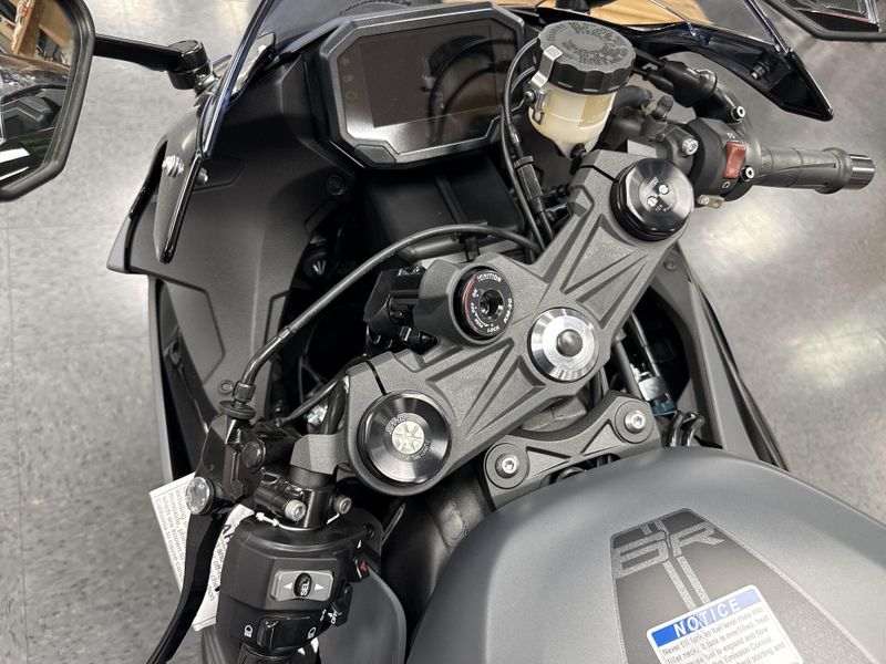 New 2025 Kawasaki NINJA ZX-6R ABS Image 13