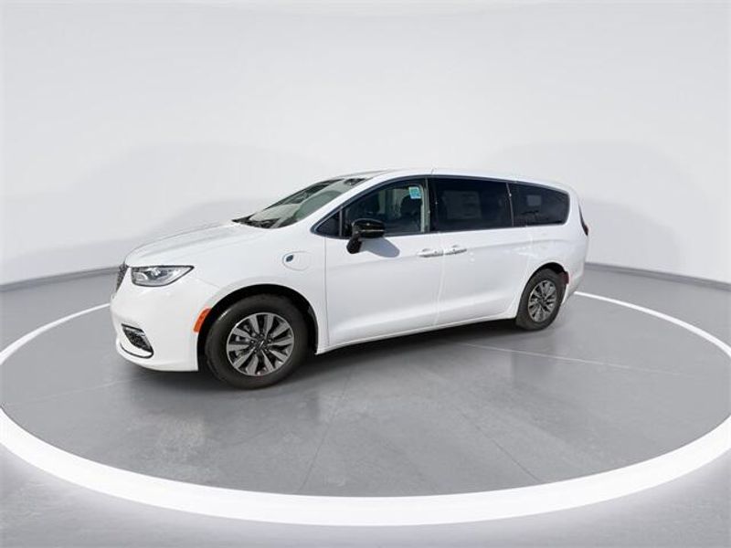 New 2024 Chrysler Pacifica Plug-in Hybrid SelectImage 4