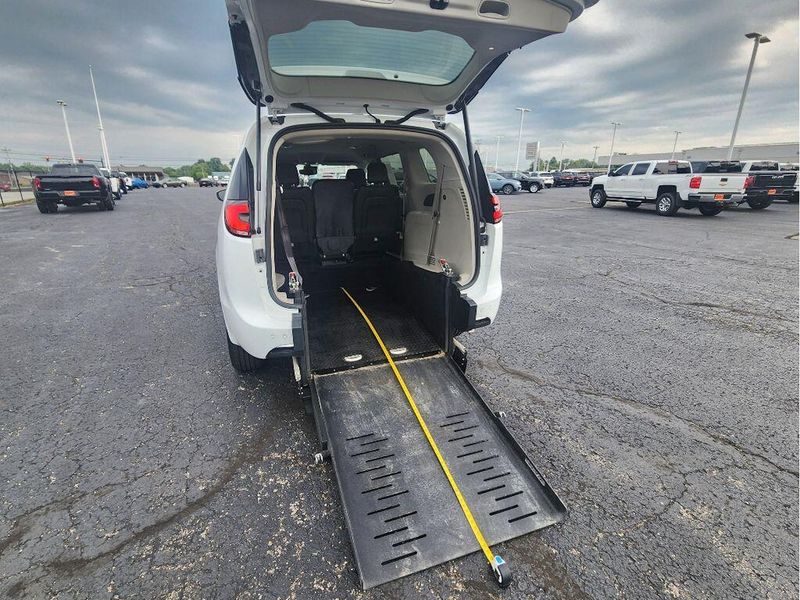 Used 2023 Chrysler Pacifica Touring L