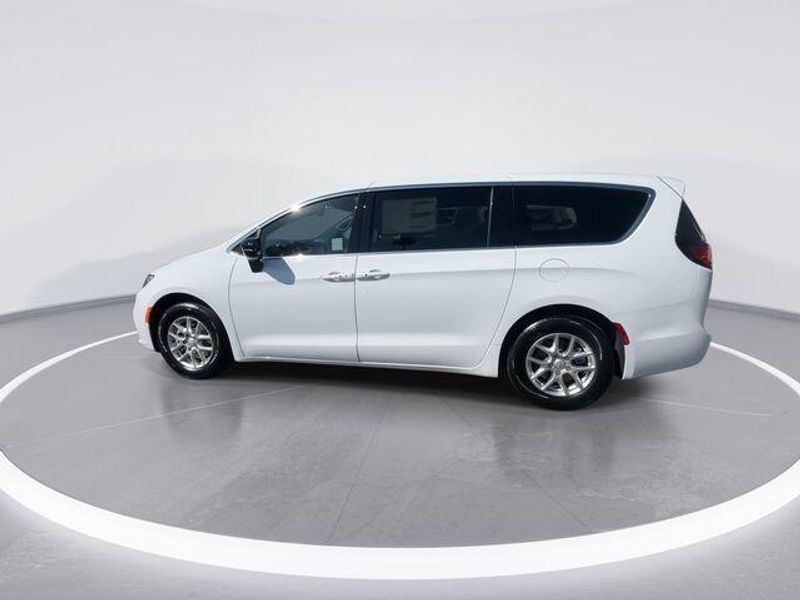 New 2026 Chrysler Pacifica SelectImage 5