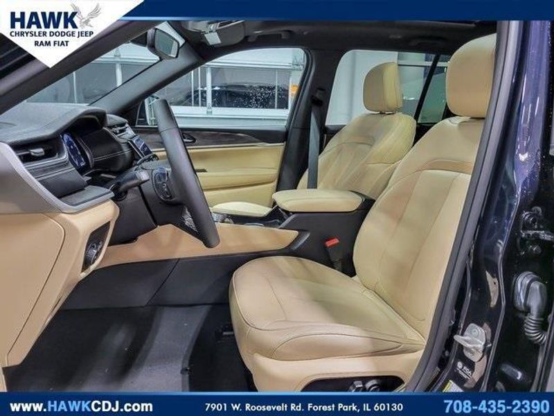 2024 Jeep Grand Cherokee Limited photo 3