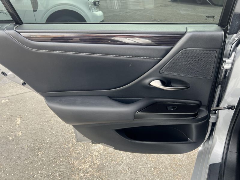 2019 Lexus ES 300hImage 17