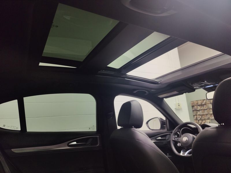 2024 Alfa Romeo Stelvio Ti AWD w/Sunroof/NavImage 7