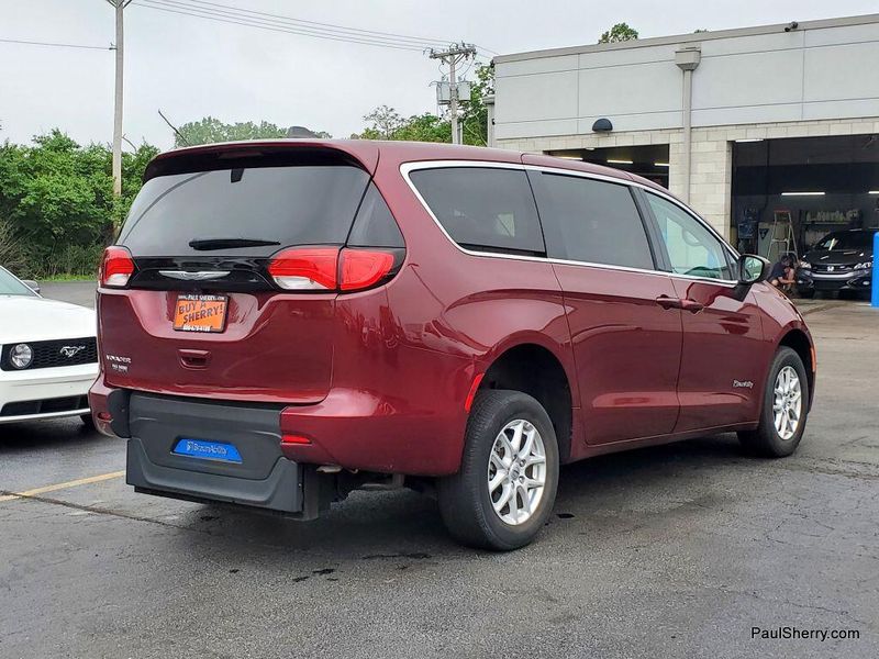 2023 Chrysler Voyager LXImage 21