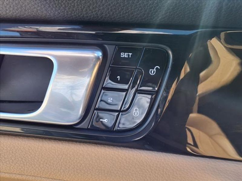 2017 Porsche Panamera BaseImage 21