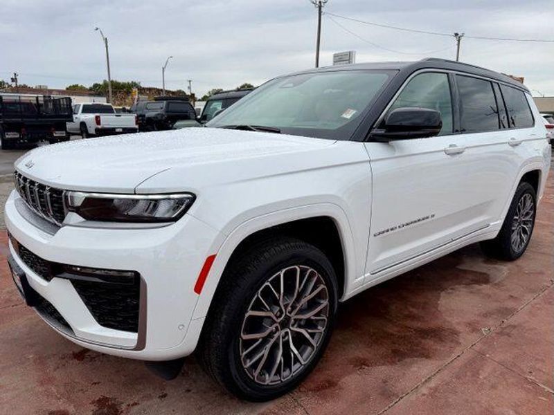 New 2027 Jeep Grand Cherokee L Summit 4x4Image 1