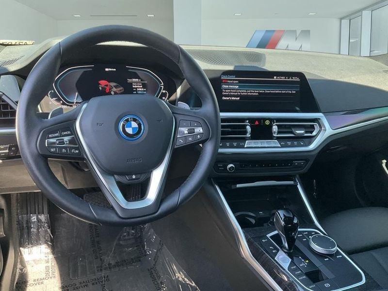 2022 BMW 3 Series 330e iPerformanceImage 28