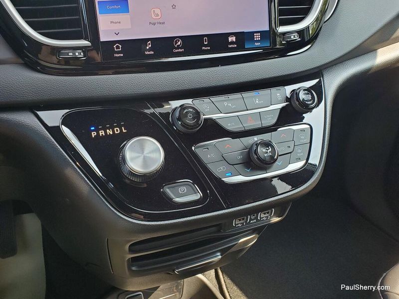 New 2025 Chrysler Voyager LxImage 25