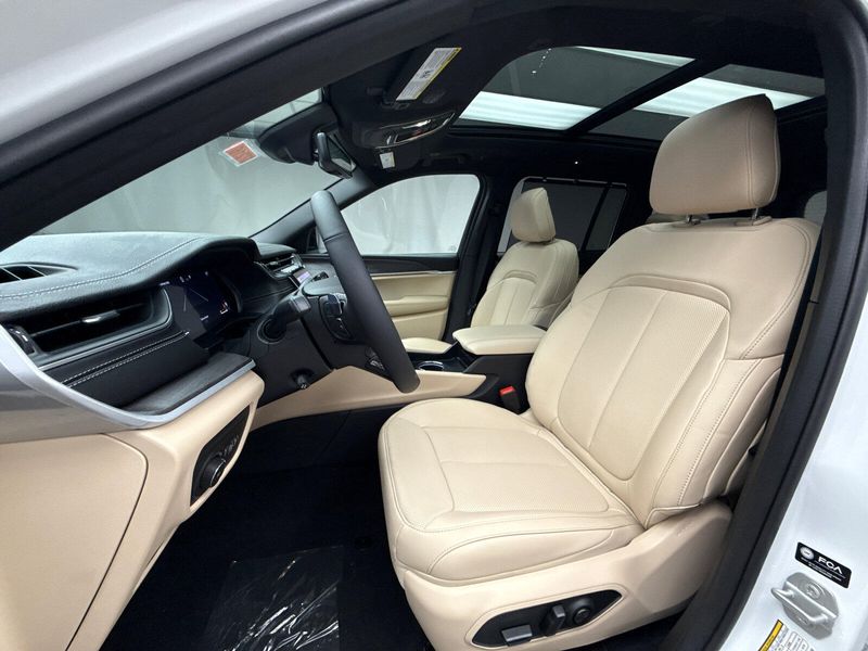 New 2025 Jeep Grand Cherokee Limited 4x4Image 7