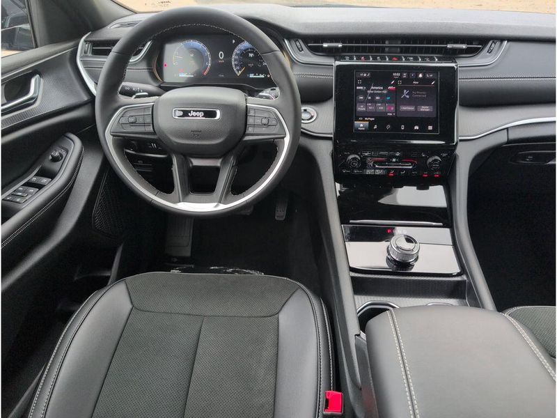 New 2025 Jeep Grand Cherokee Altitude X 4x2Image 32