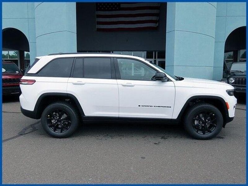 New 2025 Jeep Grand Cherokee Image 2