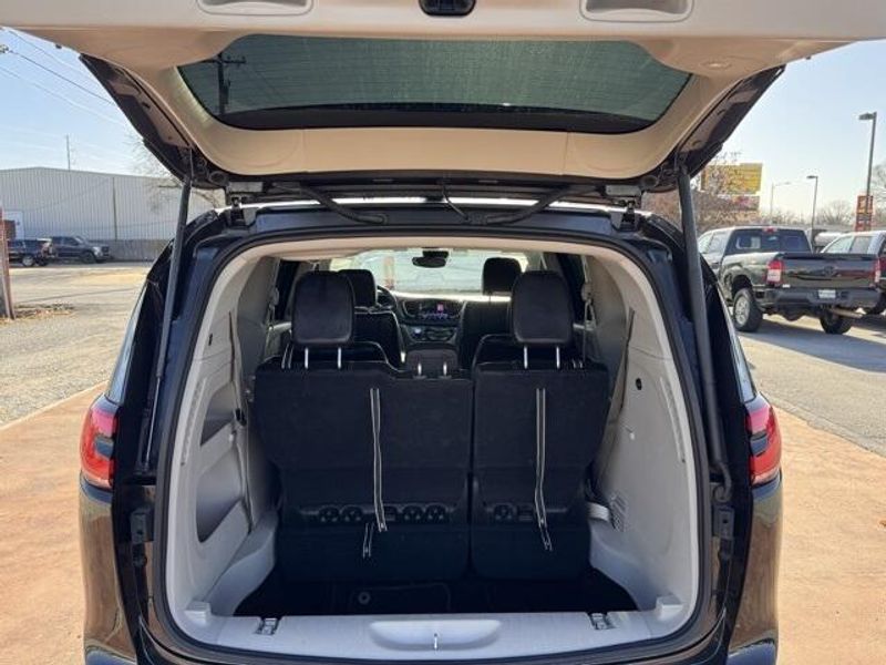 Used 2023 Chrysler Pacifica Touring LImage 7