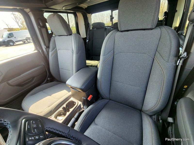 2025 Jeep Gladiator Willys photo 4