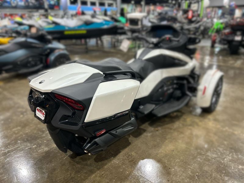 New 2026 Can-Am SPYDER RT (SE6) Image 14