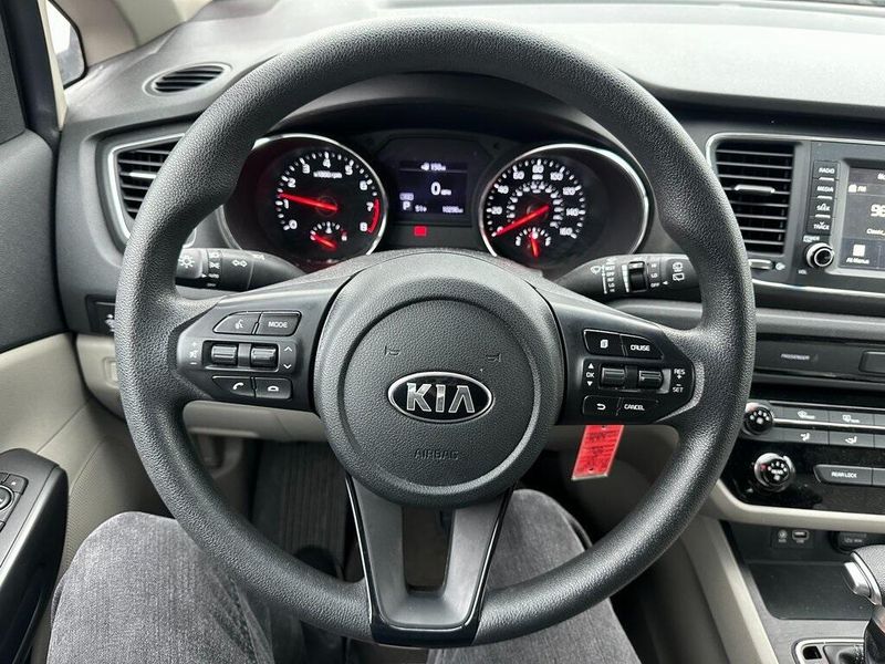 2020 Kia Sedona LXImage 2