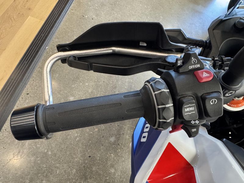 2025 BMW F 900 GS - LIGHT WHITE RACING BLUE RACING RED 